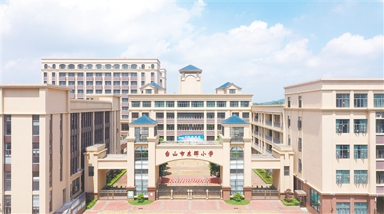 4.3萬平方米的校園內，教學樓、科技樓、體育館、報告廳一應俱全，教學區(qū)、生活區(qū)、運動區(qū)動靜分離，為學生成長提供優(yōu)質的硬件保障。