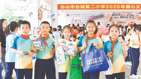 學(xué)生們?cè)趷坌牧x賣中踐行雷鋒精神，為春日校園增添溫暖。