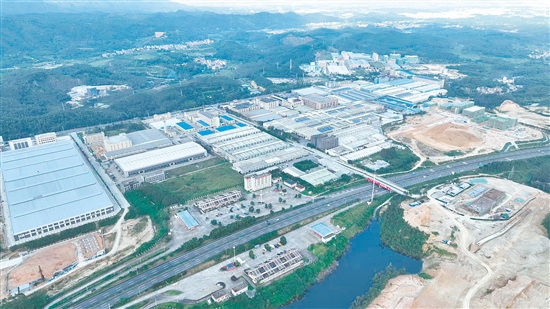 聚焦園區(qū)提質(zhì)、精準(zhǔn)招商、項(xiàng)目服務(wù)等舉措，龍口鎮(zhèn)全力推進(jìn)產(chǎn)業(yè)振興。