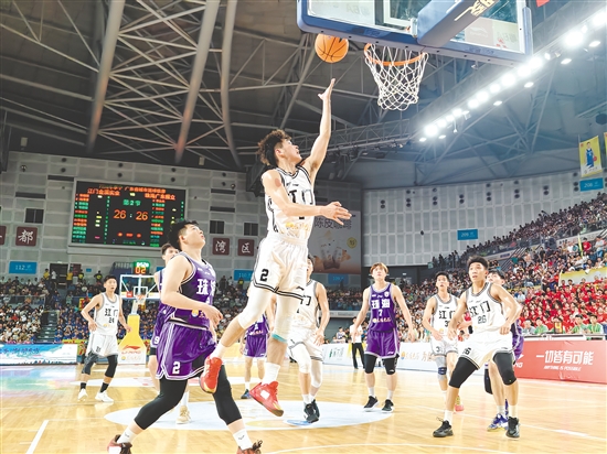 粵BA賽場上，江門隊球員起跳上籃。