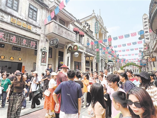 赤坎華僑古鎮(zhèn)人流如織。