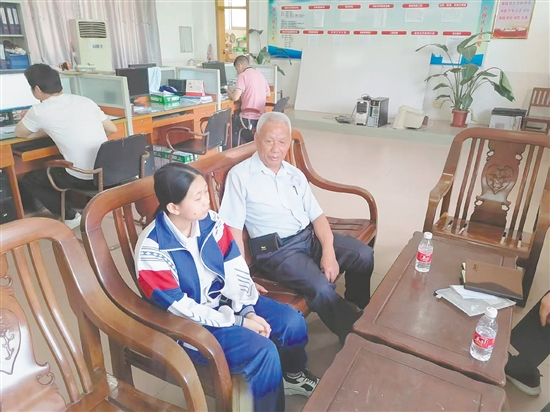 吳煥根與青少年談心。