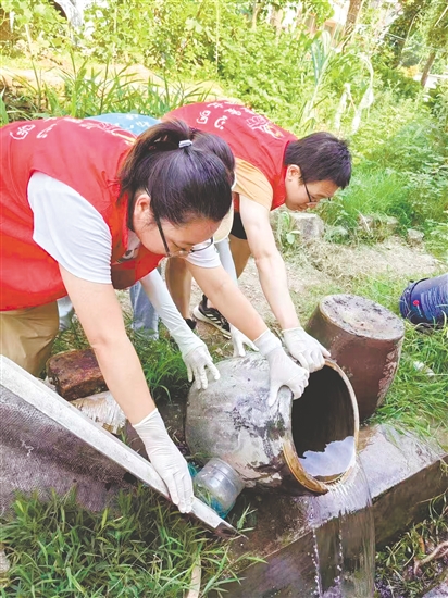 及時(shí)清理閑置容器的積水。
