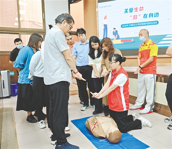 專業(yè)講師手把手指導(dǎo)學(xué)員進(jìn)行心肺復(fù)蘇按壓操作。