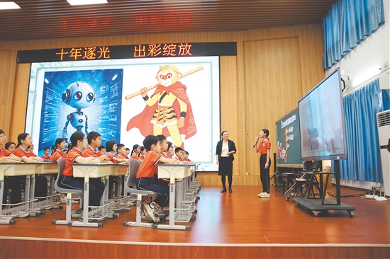 區(qū)衛(wèi)芬?guī)砹酥黝}班會(huì)《誰不說我江門好》，帶領(lǐng)學(xué)生挖掘江門基層治理優(yōu)勢(shì)。