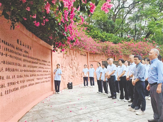 江門市培英高級(jí)中學(xué)開(kāi)展祭英烈活動(dòng)。