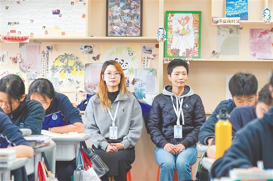 家委走進(jìn)教室旁聽。