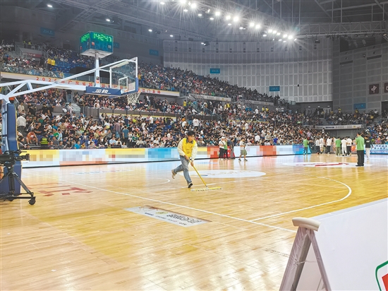 江門職院志愿者在粵BA賽場上當“快擦手”。