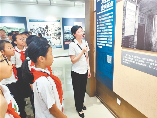 蘇泳儀為不同年齡段的觀眾定制講解內(nèi)容，讓英烈故事真正走進(jìn)觀眾心里。