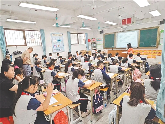 三埠街道中心學校教研員在推門聽課。