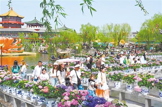 4月5日，游客在河南省開封市翰園碑林游玩。新華社發(fā)