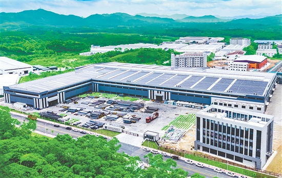 廣東東建重工科技有限公司作為三合鎮(zhèn)2026年新投產(chǎn)企業(yè)，項(xiàng)目總投資2.5億元，年產(chǎn)40000噸金屬建筑材料，達(dá)產(chǎn)后年產(chǎn)值超2.6億元。