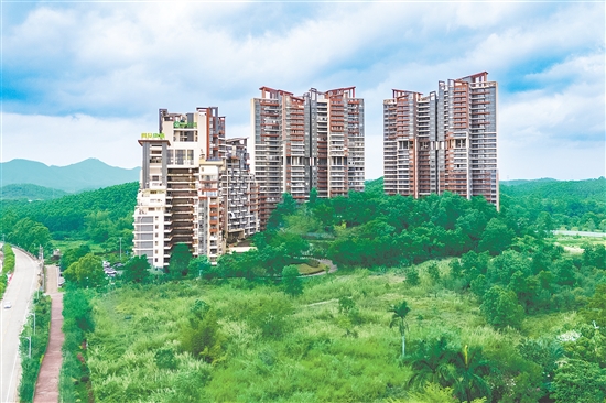 利眾康城旅居康養(yǎng)建設(shè)項(xiàng)目計(jì)劃總投資18億元，主要建設(shè)5000張養(yǎng)老床位，配套長(zhǎng)者生活?yuàn)蕵?lè)區(qū)、康復(fù)理療區(qū)、空中泳池、休閑農(nóng)場(chǎng)等。