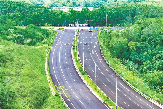 三合鎮(zhèn)出入口道路寬敞通暢，標(biāo)識(shí)清晰，方便居民與游客往來(lái)。