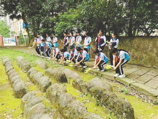 會城學(xué)子走進金牛山華僑義冢，用行動表達對華僑先輩的敬意，也在心靈深處種下愛國愛鄉(xiāng)的種子。