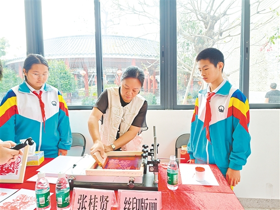 活動中，學生們在專業(yè)老師指導下，嘗試用版畫等形式展示“木美人”神韻。