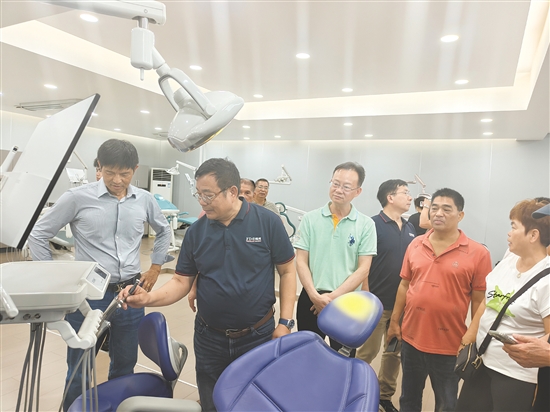 僑領(lǐng)們近距離了解企業(yè)生產(chǎn)運營情況，感受“臺山智造”的實力。