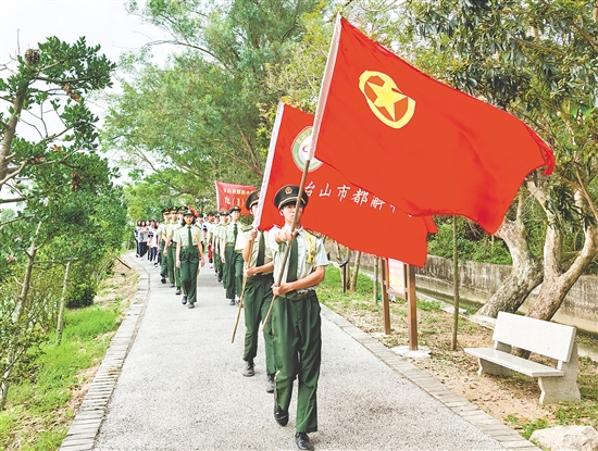 臺山市都斛中學(xué)683名師生列隊出發(fā)，徒步3.5公里前往林基路紀(jì)念公園及其故居。