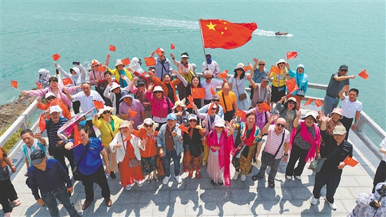 近日，川島旅游熱度高漲，大批銀發(fā)康養(yǎng)團(tuán)、親子家庭紛至沓來。