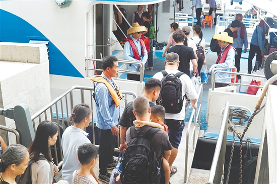 山咀港新增高速客輪，并同步加密航班班次，游客入島門檻大幅降低。