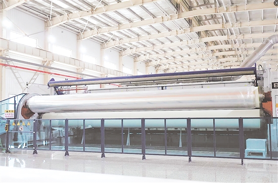 友誼新材料首條德國(guó)布魯克納BOPP生產(chǎn)線能以700米/分鐘的行業(yè)頂尖速度高效運(yùn)行，年產(chǎn)能達(dá)6萬噸。