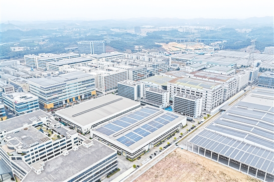 位于棠下鎮(zhèn)的蓬江產(chǎn)業(yè)園，企業(yè)生產(chǎn)、項(xiàng)目建設(shè)熱火朝天。