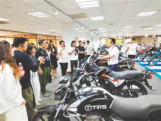 “大V”們來到國機南聯(lián)參觀。