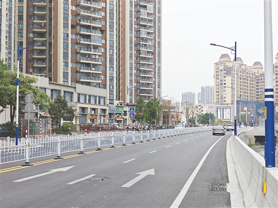 鶴山市十二號(hào)路消防大道段（財(cái)富廣場(chǎng)—過(guò)境公路）道路工程試通車，便利周邊居民出行。