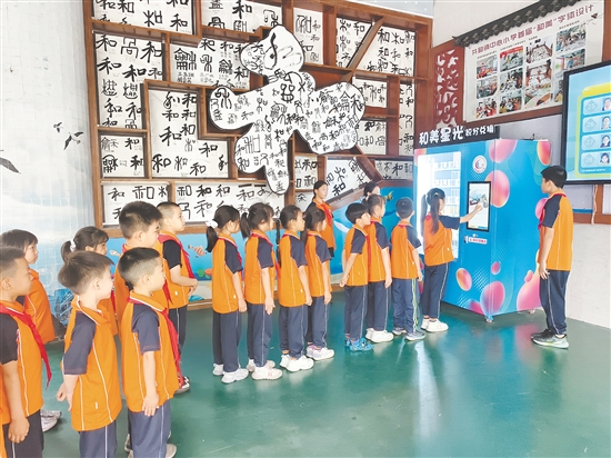 共和鎮(zhèn)中心小學通過積分兌換機將學生日常點滴進步轉化為可量化的獎勵。