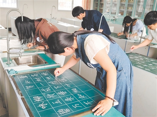 教師選手同臺(tái)競(jìng)技、以賽促學(xué)，充分展現(xiàn)專業(yè)素養(yǎng)與育人風(fēng)采。