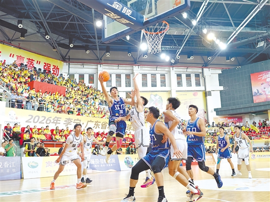 江門隊(duì)隊(duì)員（藍(lán)色球衣）奮力拼搏，最終完成了翻盤好戲。