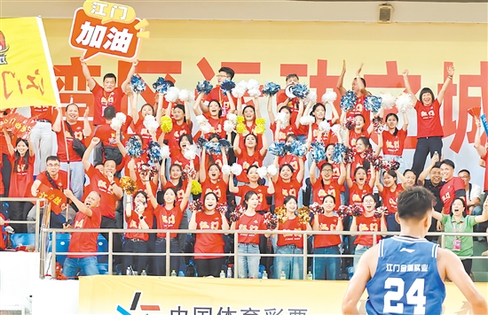 江門啦啦隊舞動旗幟，為江門隊加油鼓勁。