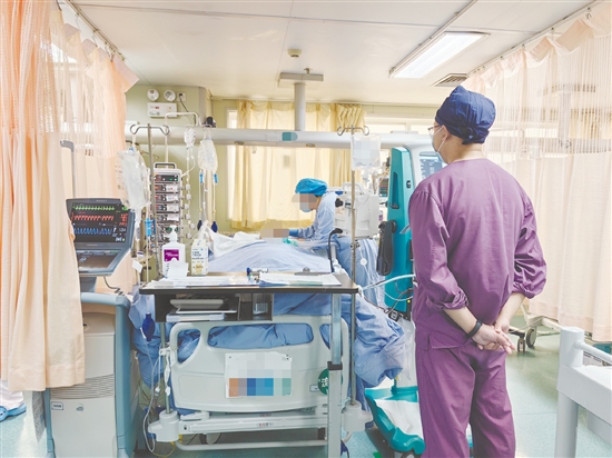 家屬進入ICU探視。