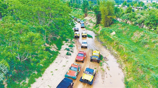 “黑泥輪轂杯”2026廣東恩平“輪無(wú)界”越野爭(zhēng)霸賽在恩平簕菜文化創(chuàng)意園激情上演，來(lái)自廣東、廣西、海南等地的37支車(chē)隊(duì)、70余輛賽車(chē)前來(lái)參賽。