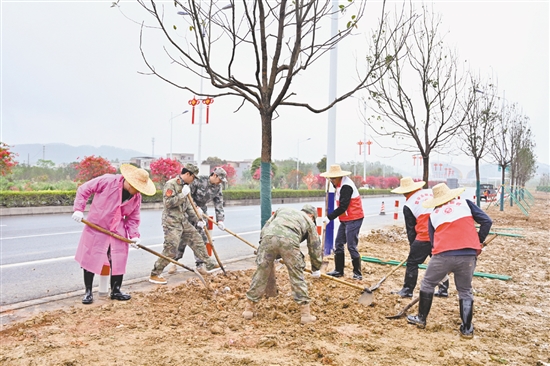 恩平市各級(jí)黨員干部積極參與綠美生態(tài)建設(shè)。
