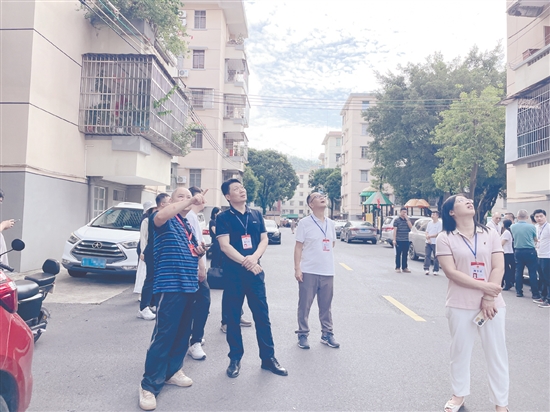人大代表到恩城街道西門社區(qū)視察小區(qū)改造情況。