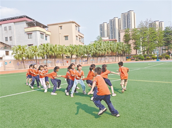 課間多了5分鐘，校園里的歡聲笑語也多了。