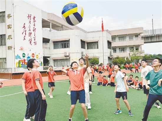 學(xué)生們的課間快樂時(shí)刻。