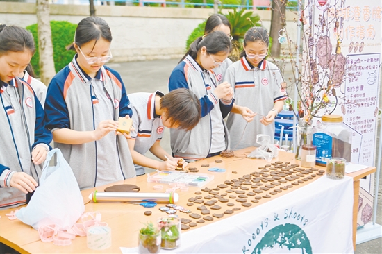 團(tuán)隊(duì)協(xié)作，同學(xué)們制作咖啡渣香牌。
