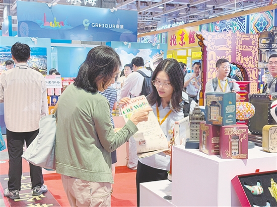展位集中展示開平市60余款、超180件特色文創(chuàng)產(chǎn)品。