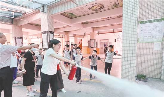 消防安全專(zhuān)項(xiàng)實(shí)操演練現(xiàn)場(chǎng)。