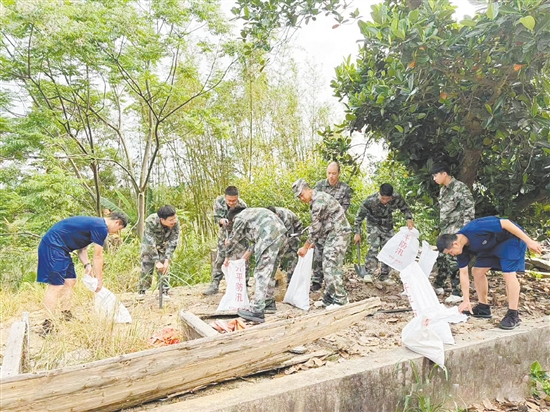 演練中，參訓(xùn)隊員成功控制“險情”蔓延。