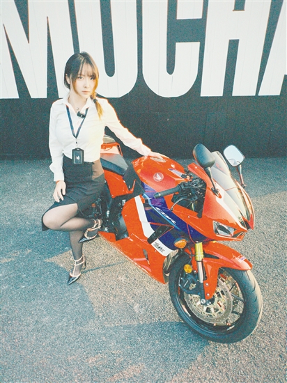 機(jī)車(chē)店工作的“00后”女騎手鄭可馨 機(jī)車(chē)店工作的“00后”女騎手鄭可馨
