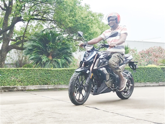 西非客商來到鶴山摩托車企業(yè)廠區(qū)，認真地進行樣車測試。