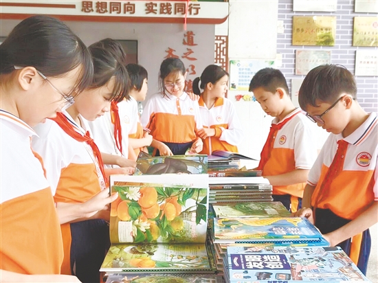 鶴山市“文明閱讀·書(shū)香校園”全民閱讀文明實(shí)踐系列活動(dòng)走進(jìn)各小學(xué)。