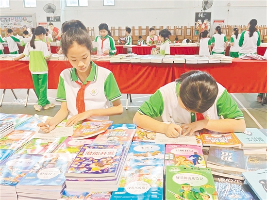 引導(dǎo)學(xué)生培養(yǎng)良好的閱讀習(xí)慣。