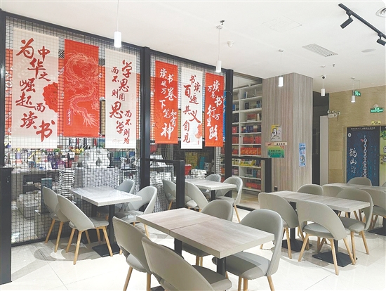 鶴山新華書(shū)店咖啡區(qū)。