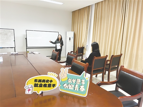 面試教師崗位的畢業(yè)生參加試講。