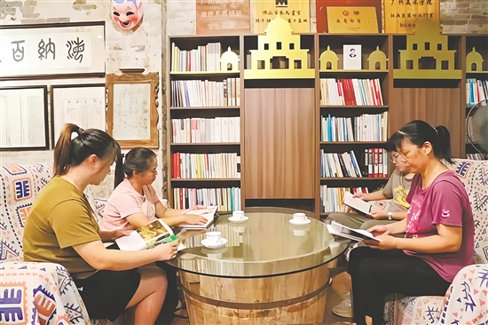 塘口鎮(zhèn)碉民部落民宿“無負今日”書房營造沉浸式閱讀氛圍。
