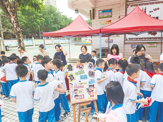 沙坪四小開展愛心義賣活動，學生們在討價還價中鍛煉溝通能力，在交易互動中感受勞動與分享的快樂。